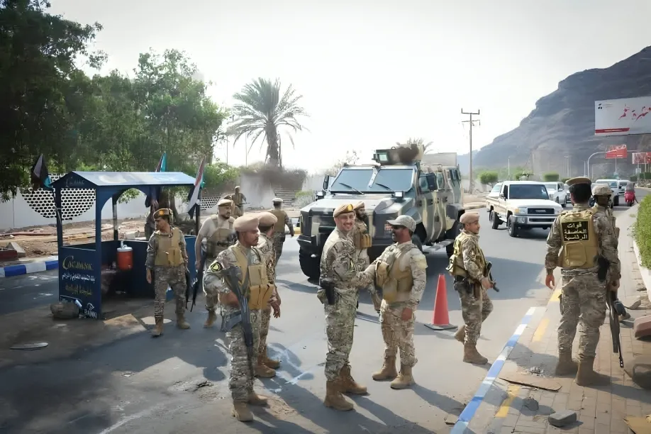 نأكيداً لما تفرّدت به (الهدهد) عن تفاصيل مغادرة "العليمي".. مليشيا "الانتقالي" تستفرد بـ"معاشيق" في عدن