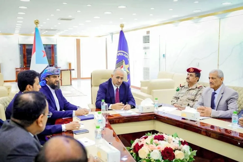 المجلس الانتقالي يعقد أول اجتماع له بعد سيطرته على حضرموت والمهرة ومغادرة العليمي عدن