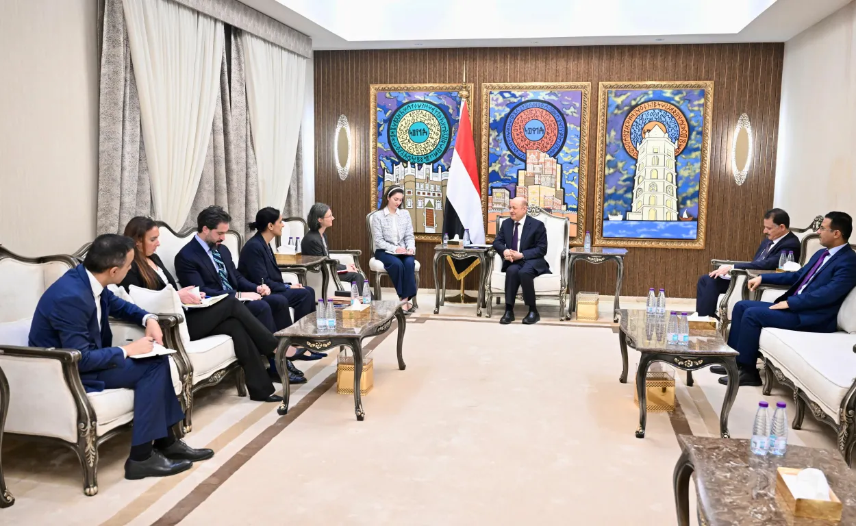 رشاد العليمي يهاجم تحركات الانتقالي في المحافظات الشرقية.. آحادية وتضر بالمصلحة العامة 