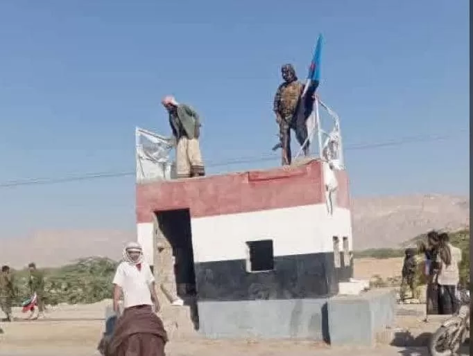 عناصر الانتقالي ترفع العلم الانفصالي فوق مقر عسكري بسيئون