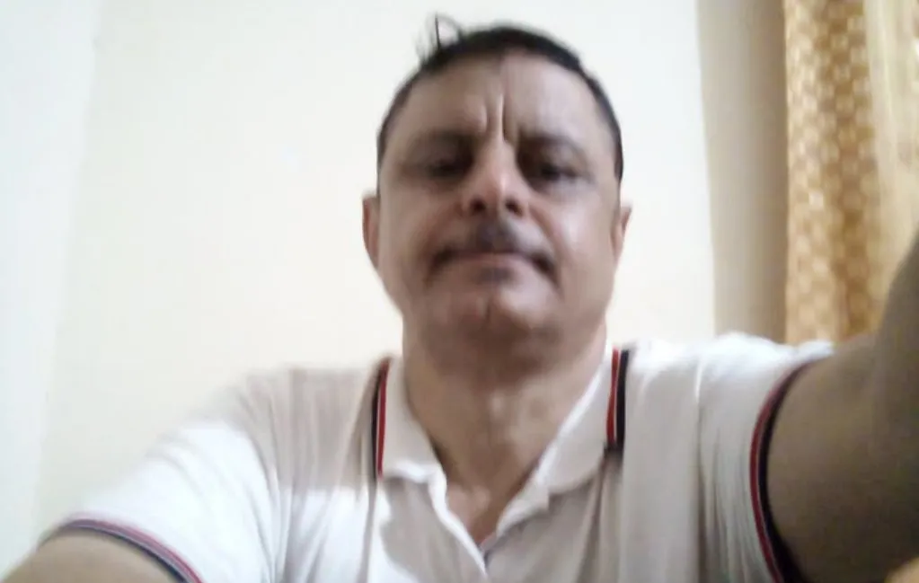 قميص يشبه علم الجمهورية اليمنية يتسبب باعتقال صحفي في عدن