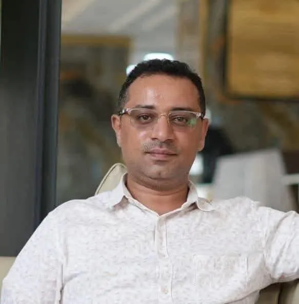 سلطة طارق صالح في المخا تواصل تغييب الصحفي عادل النزيلي منذ قرابة شهر