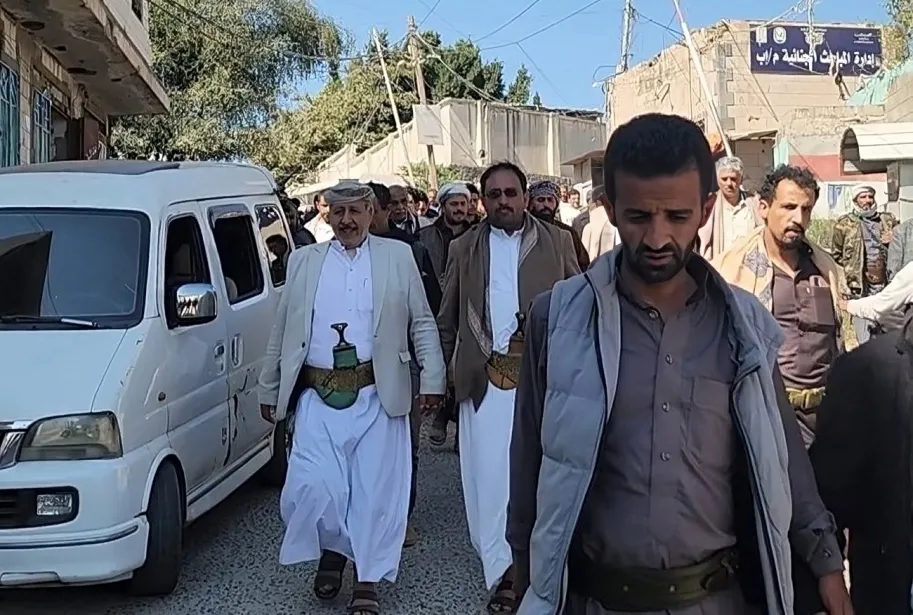 محتجون في إب يطالبون بضبط قاتل لـ"شاب" يتستر عليه الحوثيون 