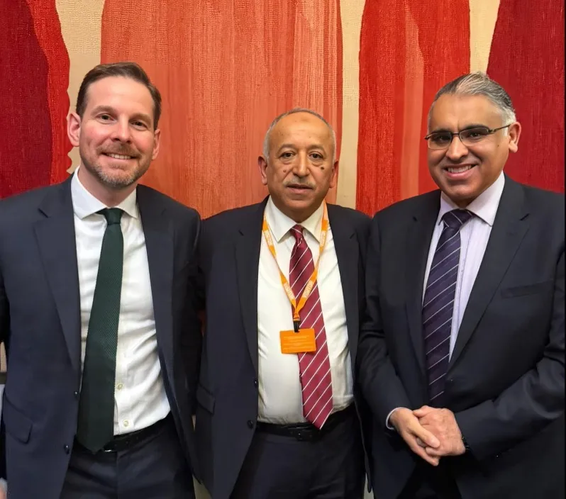 المعمري مع نائبين في البرلمان البريطاني