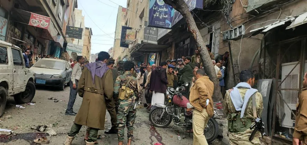 قناة "طارق صالح" تتجاهل تحديد موقع التفجير الذي استهدف مقر إصلاح تعز