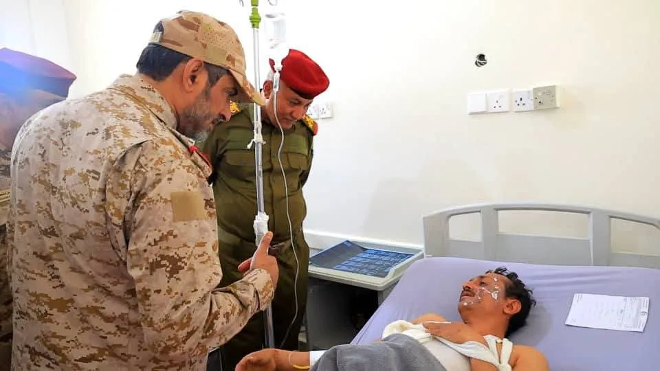 رئيس الأركان يتفقد جرحى الجيش الذين أصيبوا في حضرموت