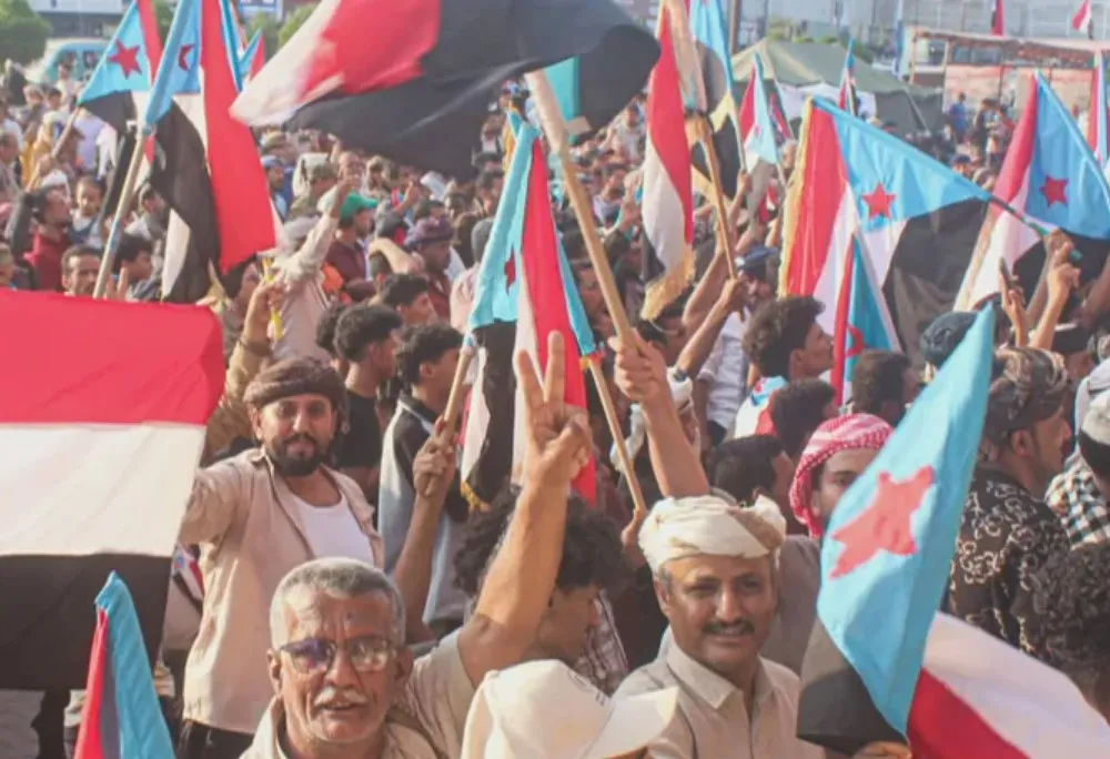 "الانتقالي" يُصعد.. بيانات متلفزة لمسؤوليه الحكوميين تؤيد توجهات "الزّبيدي" 