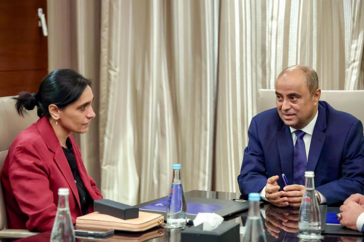 وكالة سبأ الرسمية تتجاهل لقائي السفيرة البريطانية بـ "عبدالله العليمي" وبن بريك 